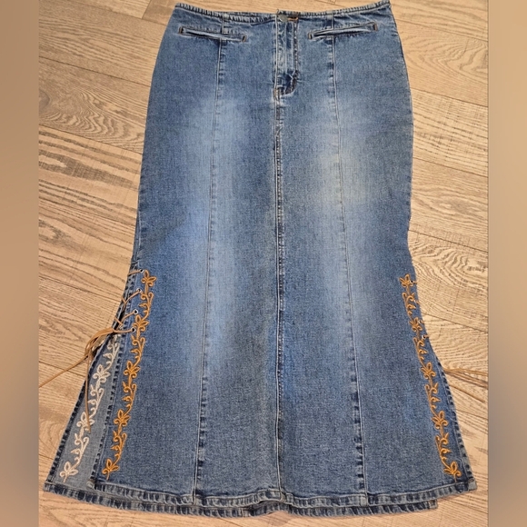 Y.O.Y.O Dresses & Skirts - VINTAGE Y.O.YO. | Y2K Floral Embroidered Denim Skirt, Size 11